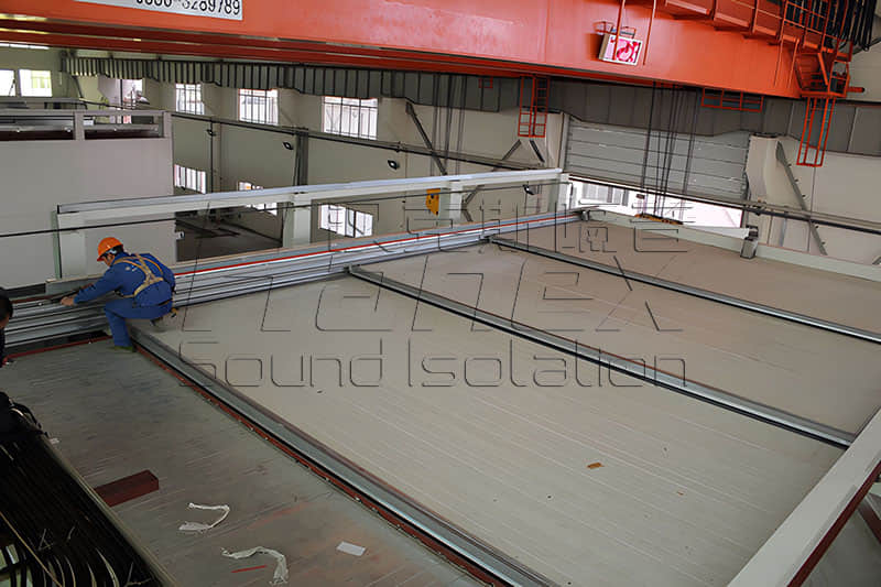圣戈班（徐州）铸管有限公司水泥涂衬机隔声房顶部大型隔声门